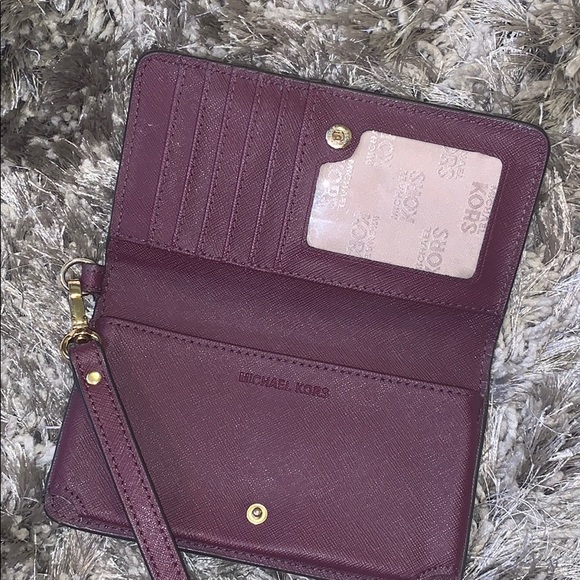 MICHAEL KORS Jet Set Zip Around Wristlet Burgundy - Picture 2 of 3